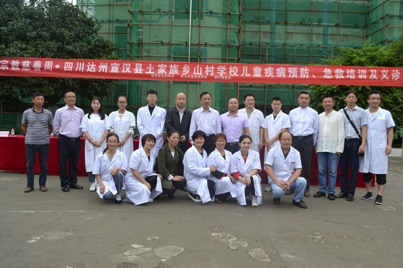 1516001404225641.jpg 徐曉鴻和醫(yī)療團隊合影_副本.jpg