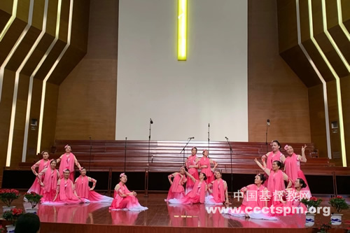1572494174174614.jpg _鎮(zhèn)江兩會(huì)舉行慶祝新中國成立70周年歌詠會(huì)-歌伴舞“大江東去”.jpg
