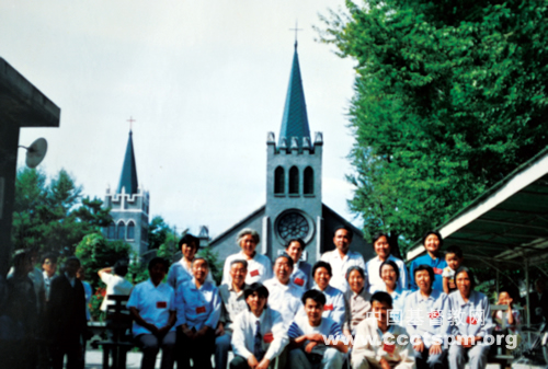 1620787777668691.jpg 牧師與本堂服侍人員在改建前的教堂合影1.jpg